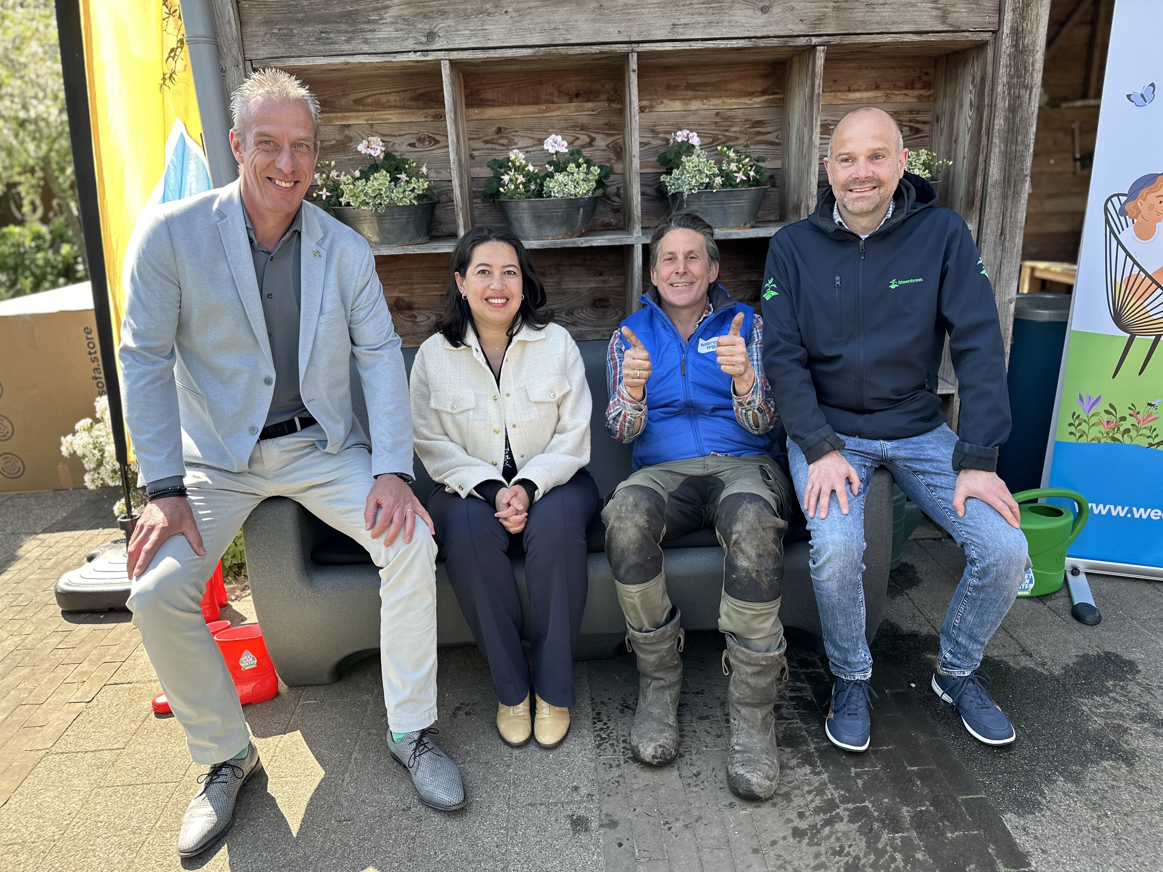 Bestuurders van de samenwerkende partijen: van links naar rechts: wethouder Rens Stijntjes (gemeente Doetinchem), directeur Jasmijn Wagenaar (Present Doetinchem), TVtuinman Lodewijk Hoekstra, directeur Roel van Dijk (Stichting Steenbreek) NB. Niet op foto: bestuurder Dennis Wolsink (Waterschap Rijn en IJssel).