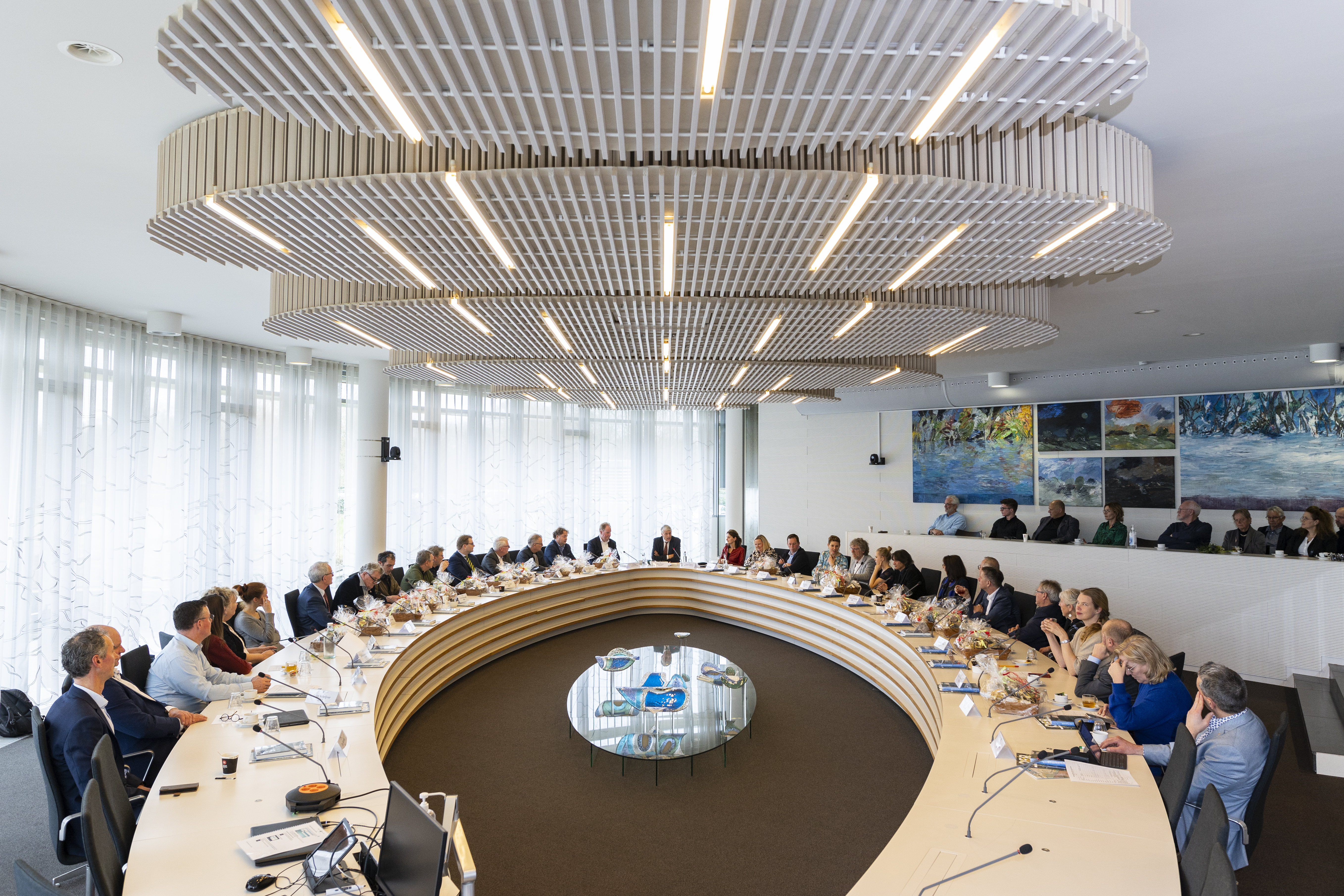 het algemeen bestuur vergadert aan de tafel