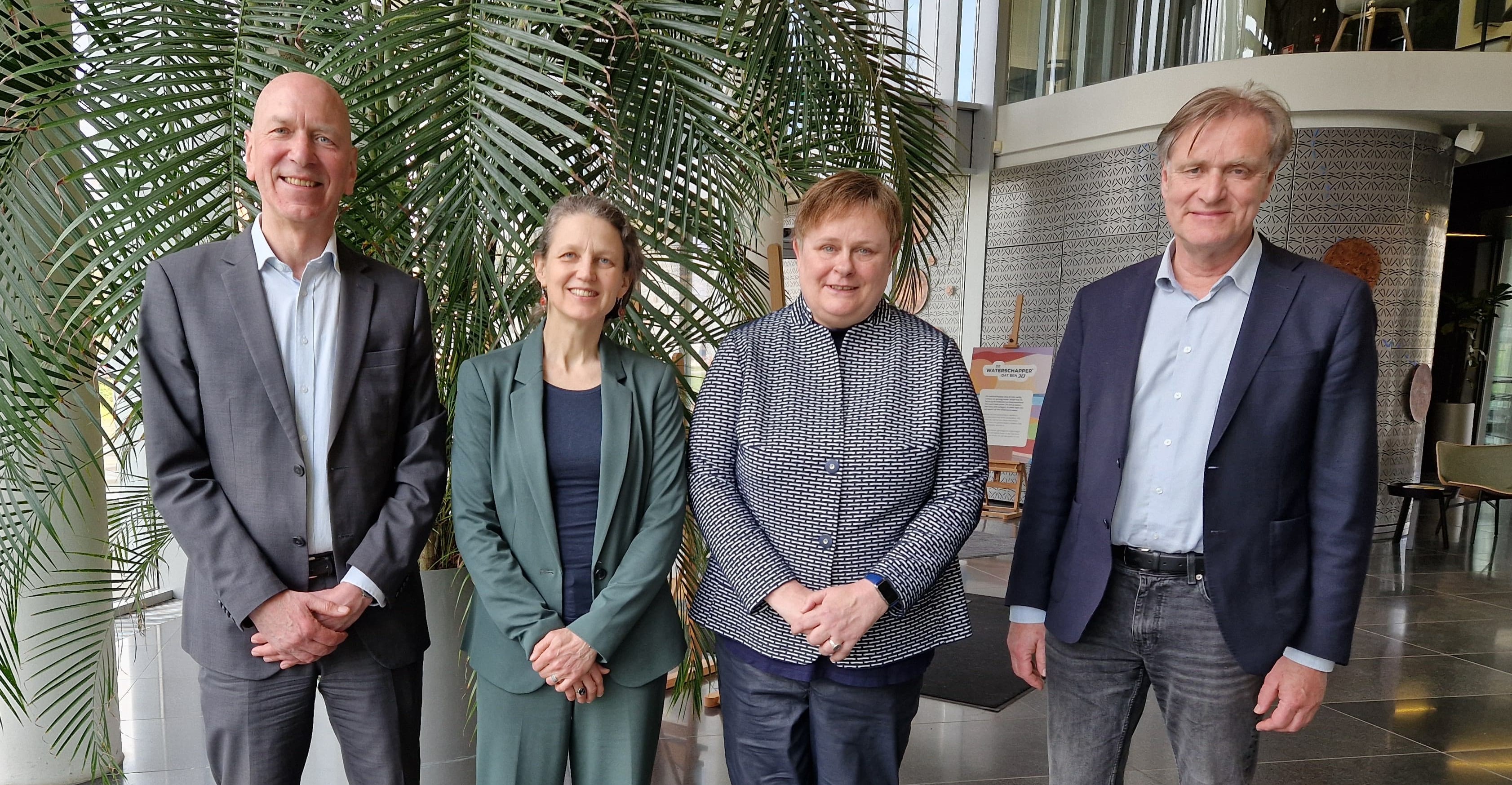 De twee nieuwe leden samen met twee huidige leden op het hoofdkantoor