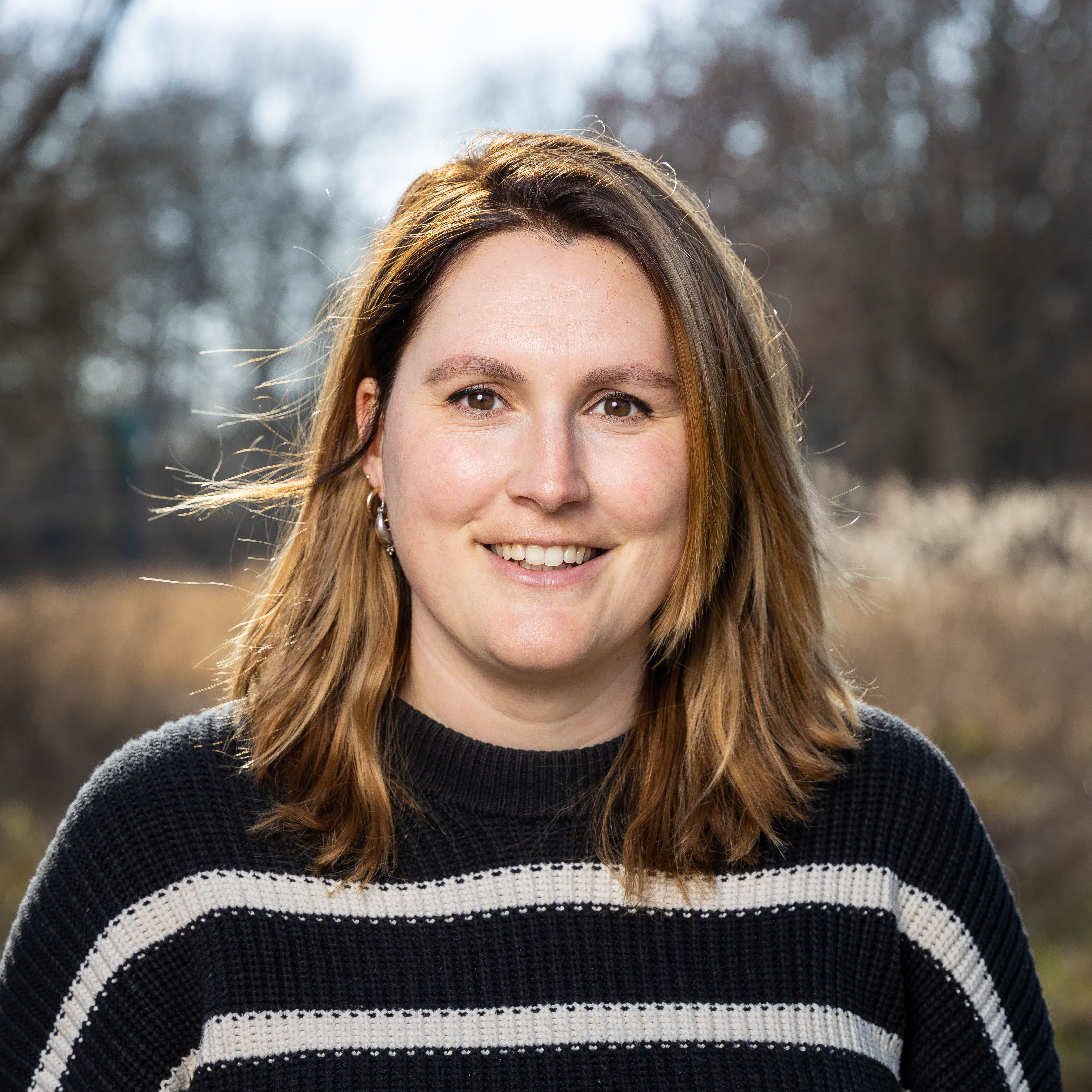 Lotte Guest in de tuin bij ons hoofdkantoor in Doetinchem