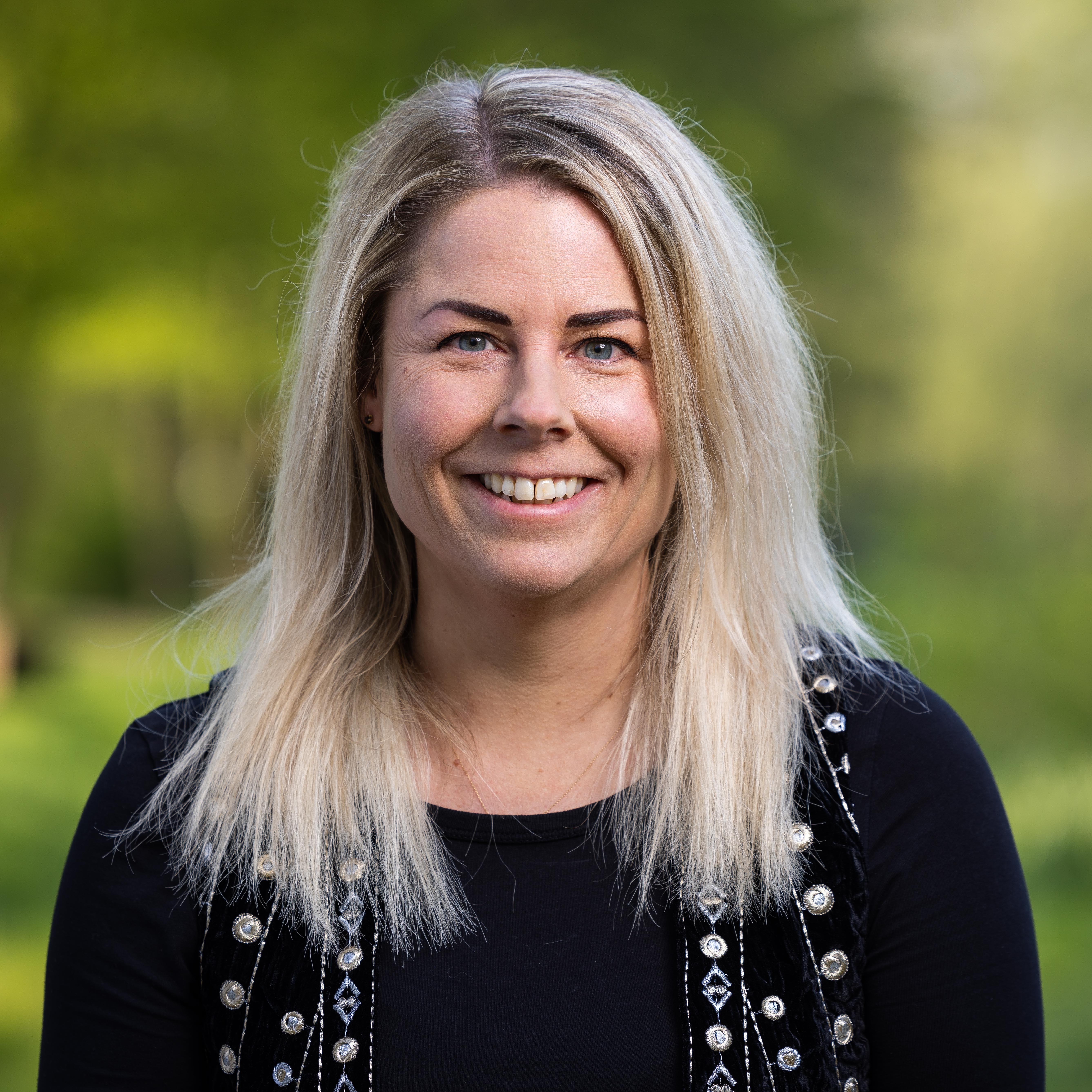 Linda Meurkes in de groene tuin van het waterschap