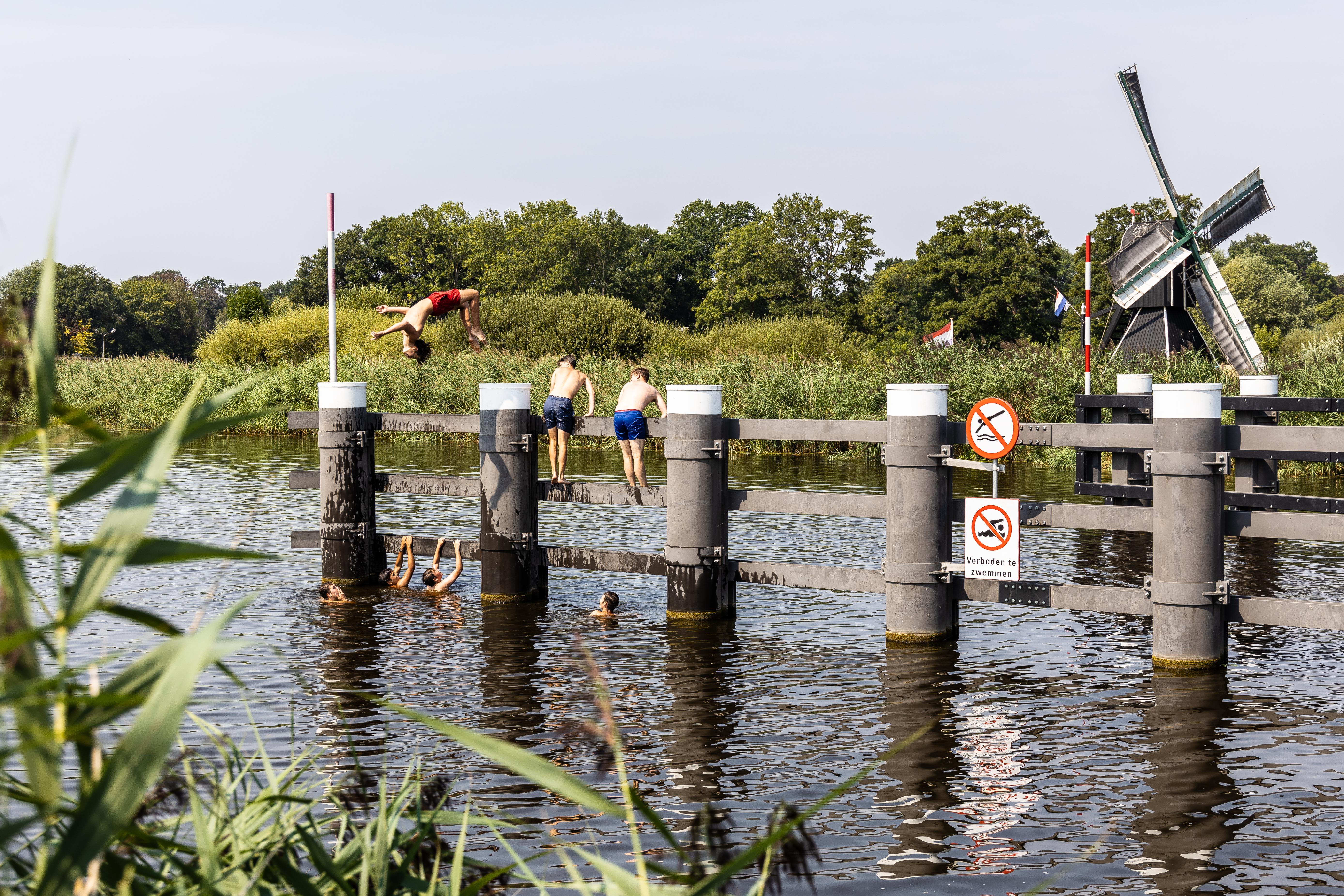 Mensen die van de brug springen in Laag-Keppel