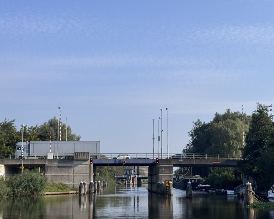 Europabrug van een afstand bij de Oude IJssel