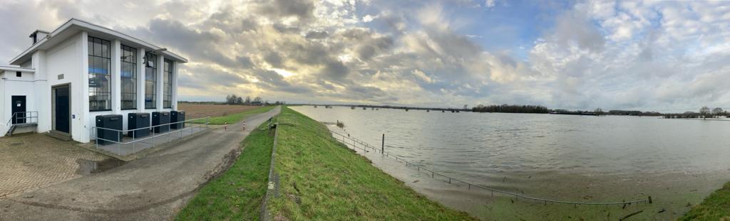 Hoogwater in de IJssel bij gemaal Grote Beek