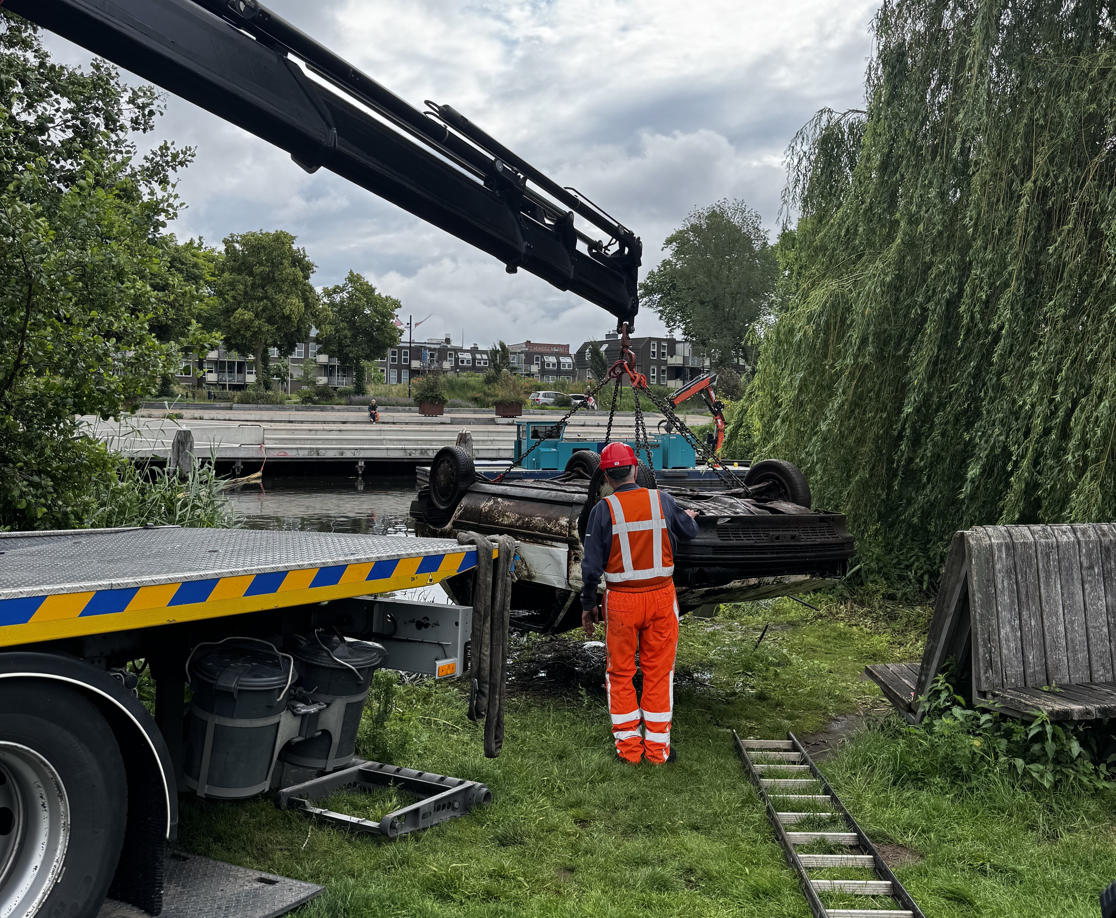 Autowrak wordt uit de Oude IJssel getakeld op De Bleek in Doetinchem