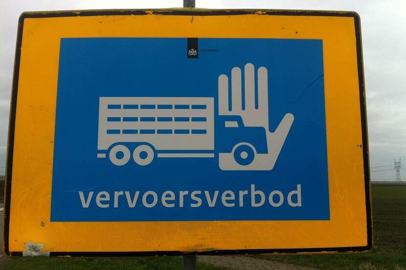 Geel-blauw verkeersbord dat het vervoersverbod illustreert