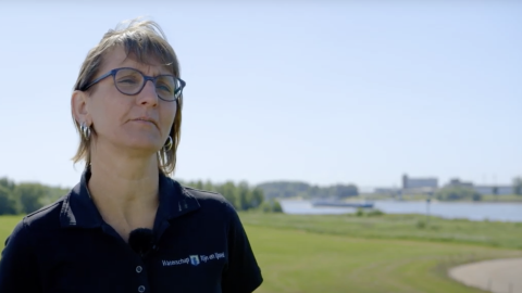 Dijkinspecteur Susan Zweers van Waterschap Rijn en IJssel