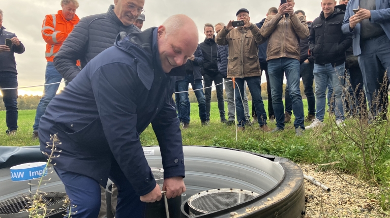 Heemraad Peter Schrijver draait de schroeven aan voor de ondergrondse installatie