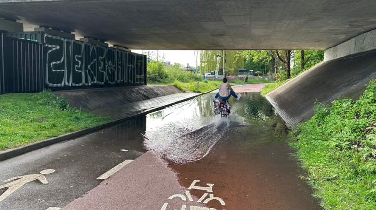 Ondergelopen fietstunnel na zware regen