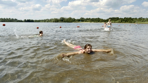 Meisje zwemt in natuurwater