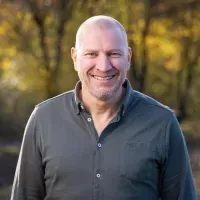 potretfoto van Eric Tromp, lachend.