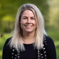 Linda Meurkes in de groene tuin van het waterschap
