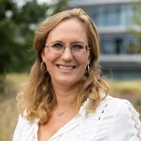 Foto vrouwelijke medewerker vergunningen