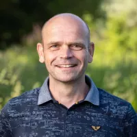 Emiel Huizinga in de tuin van het waterschap