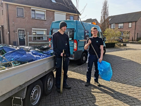 twee studenten lopen mee met onderhoudsmedewerkers als stage bij Waterschap Rijn en IJssel in Doetinchem