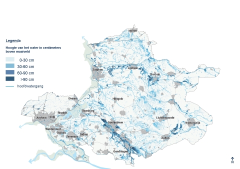 Dit is een kaart van de Achterhoek en Liemers. De steden en de rivieren zijn erin getekend. Het laat zien hoe hoog het water komt als de Limburg bui valt. Deze kaart laat zien wat er gebeurt als de grond al heel erg nat is. De meeste wateroverlast is te zien op drie plekken. 1) in de dorpen en steden langs de Oude IJssel; 2) in het gebied langs de Berkel; 3) bij Bredevoort.