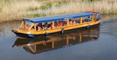Lange lage salonboot vaart op de Oude Ijssel