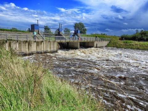 Een beek met kolkend water