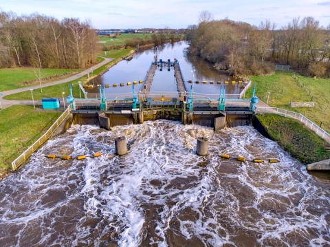 Kolkend water bij de stuw de Pol in de Oude IJssel