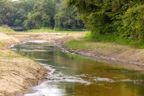 De Beurzerbeek bij Meddo. Hier maakten we de beek ondieper. Dat is ook een van de opties voor de Stortelderbeek.