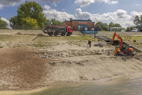 Aannemer werkt aan dijkherstel van de IJsseldijk