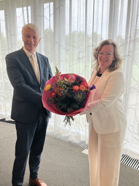 Hein en mevrouw m. Frank op de foto met een bos bloemen