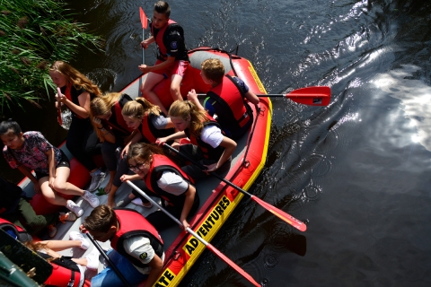 Leerlingen in een rubber boot op het water