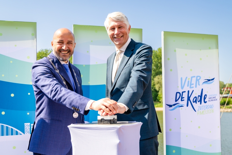 Dijkgraaf Hein Pieper (rechts) en burgemeester Ahmed Marcouch geven het startsein voor de festiviteiten 9 mei 2026. 