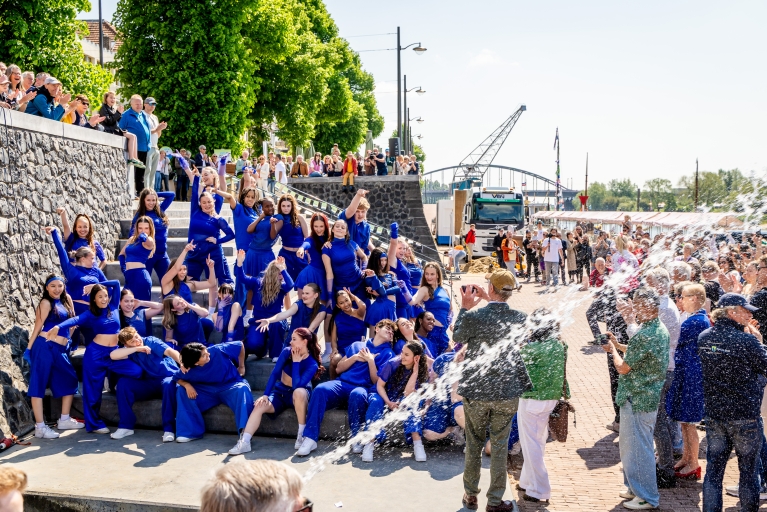 Dansers van studio 26 dansen met fonteinen mee van Jansbeek naar de Rijn 9 mei 2026. 