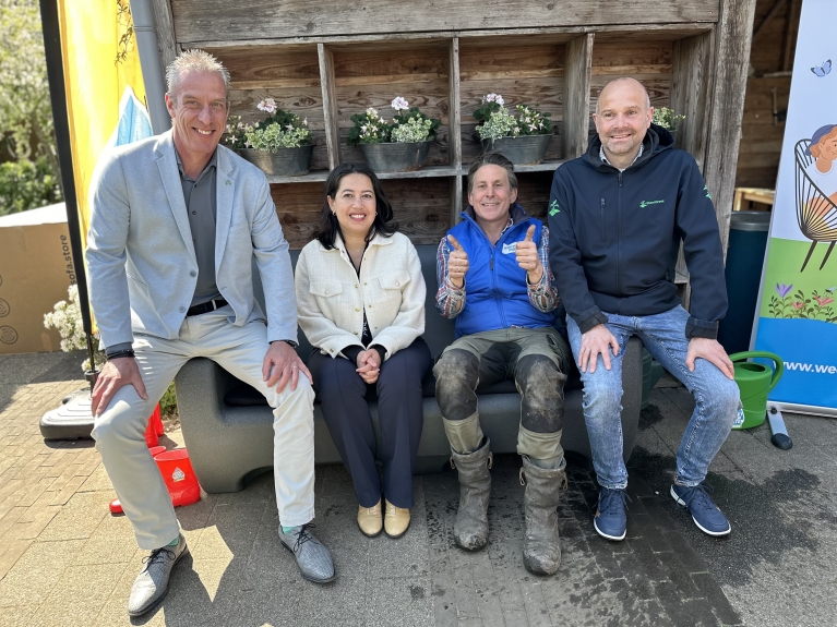 Bestuurders van de samenwerkende partijen: van links naar rechts: wethouder Rens Stijntjes (gemeente Doetinchem), directeur Jasmijn Wagenaar (Present Doetinchem), TVtuinman Lodewijk Hoekstra, directeur Roel van Dijk (Stichting Steenbreek) NB. Niet op foto: bestuurder Dennis Wolsink (Waterschap Rijn en IJssel).