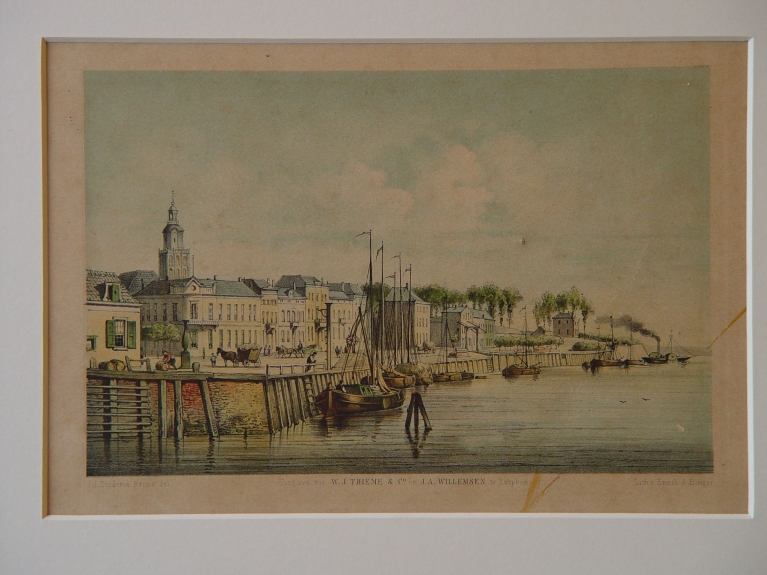 tekening (litho) van de IJsselkade in Zutphen in 1865. Langs de kade liggen zeilschepen. Op kant loopt paard en wagen.