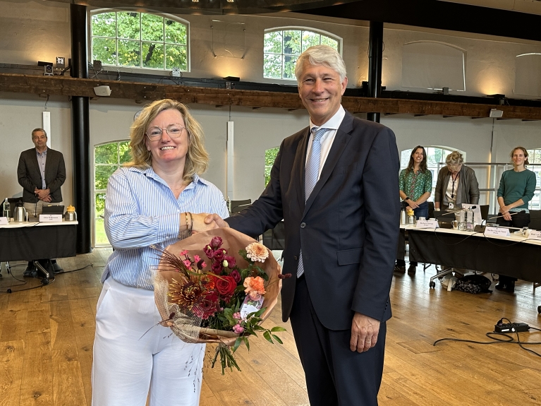 Benoeming van mevrouw M. Frank als tijdelijk lid van het algemeen bestuur door dijkgraaf Hein Pieper.