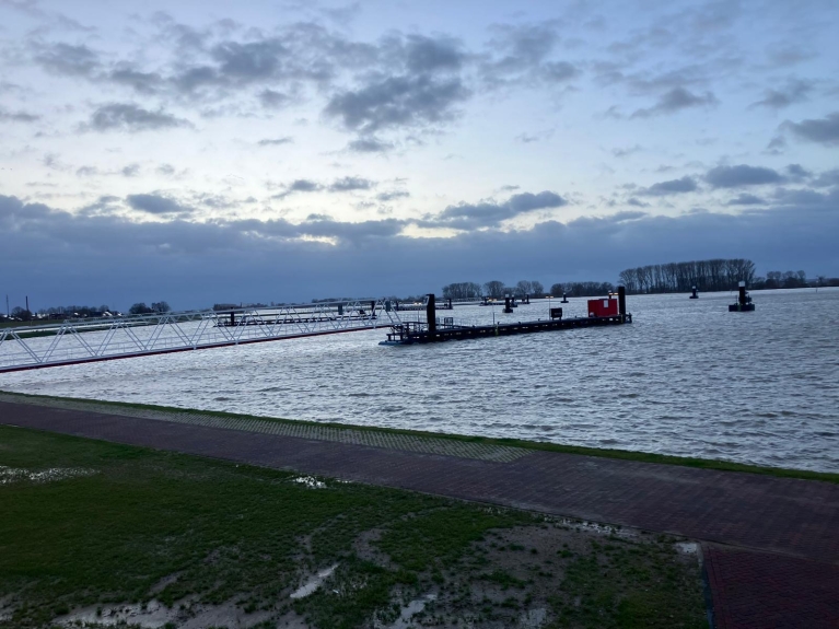 Hoogwater in de Rijn bij Spijk.