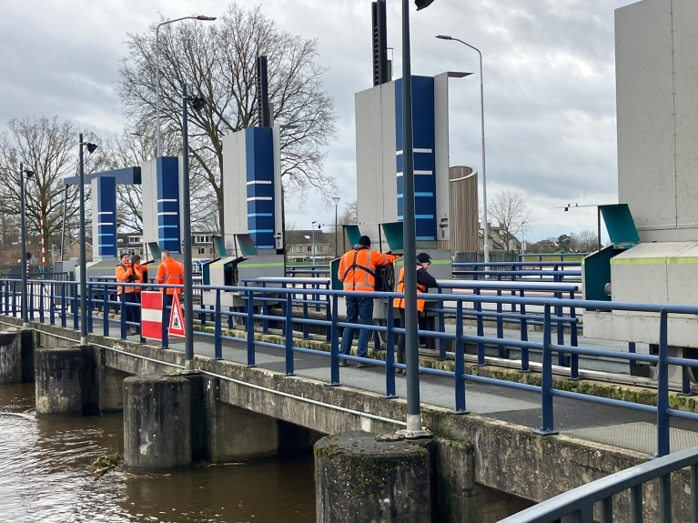 Op de foto zie je collega's van Waterschap Rijn en IJssel die de onderkleppen sluiten bij de stuw in Doesburg.