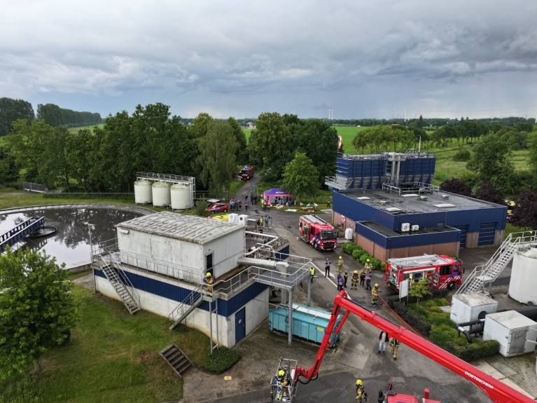 Hulpdiensten zijn bezig met een crisisoefening op een rioolwaterzuivering