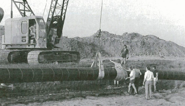 Aanleg transportleiding voor rioolwater oude foto van vroeger in zwart wit