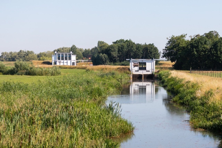gemaal baakse beek ziet eruit als een wit huisje bij het water.