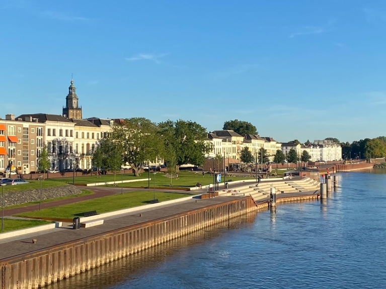Nieuwe IJsselkade in Zutphen. Een groen stadspark aan de IJssel.