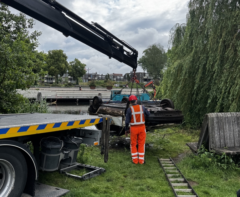 Autowrak wordt uit de Oude IJssel getakeld op De Bleek in Doetinchem
