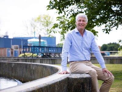 Dijkgraaf Hein Pieper zit op de rand van een nabezinktank
