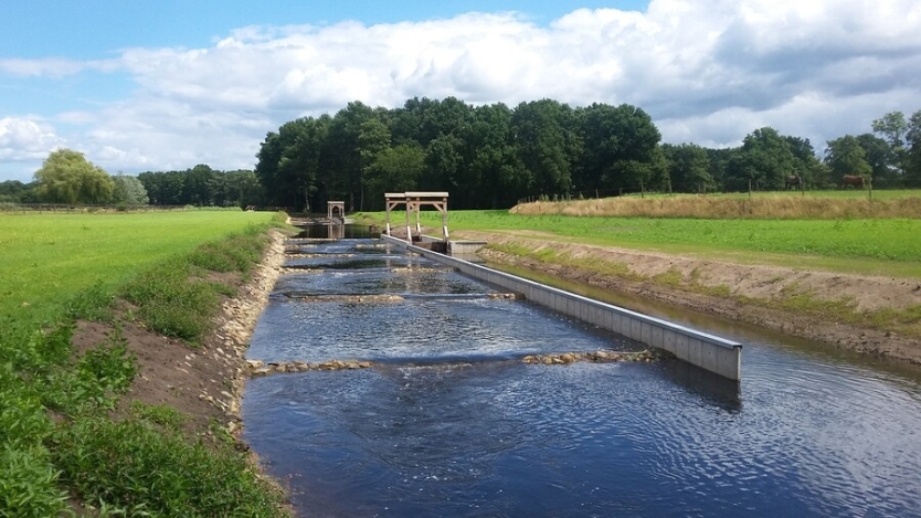 Vispassage in de Buurlosebeek bij Landgoed het Lankheet. Naast de vispassage ligt een serie sluisjes zodat de beek bevaarbaar is voor de Buurserpot.