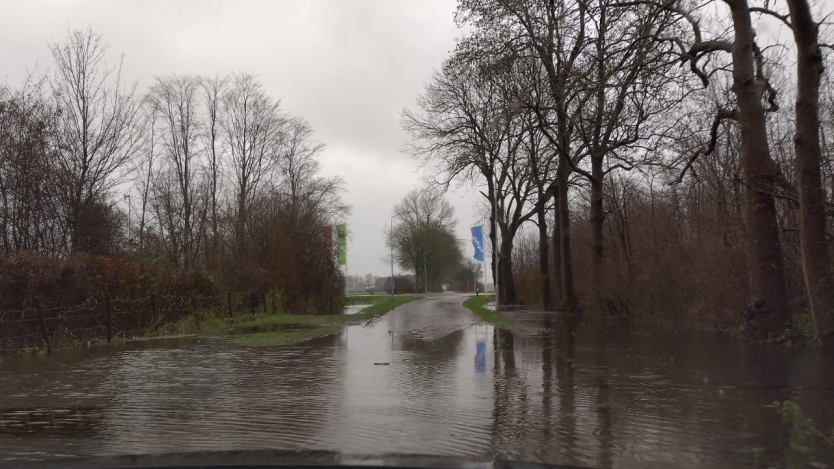 Ondergelopen weg bij het IJsselstrand