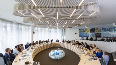 het algemeen bestuur vergadert aan de tafel