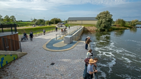 Vispassage bij Doesburg. Een minder natuurlijke vistrap bij sluis Doesburg. Deze vispassage overbrugt een groot hoogteverschil