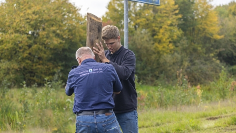 collega Waterschapper plaatst informatiepaal over beekhout in Winterswijk