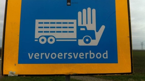 Geel-blauw verkeersbord dat het vervoersverbod illustreert